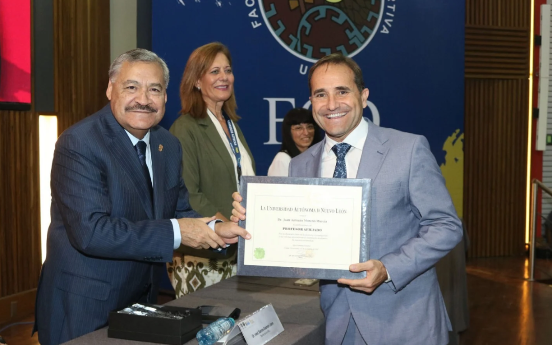 Juan Antonio Moreno Murcia recibe el reconocimiento de Profesor Afiliado de la Universidad Autónoma de Nuevo León